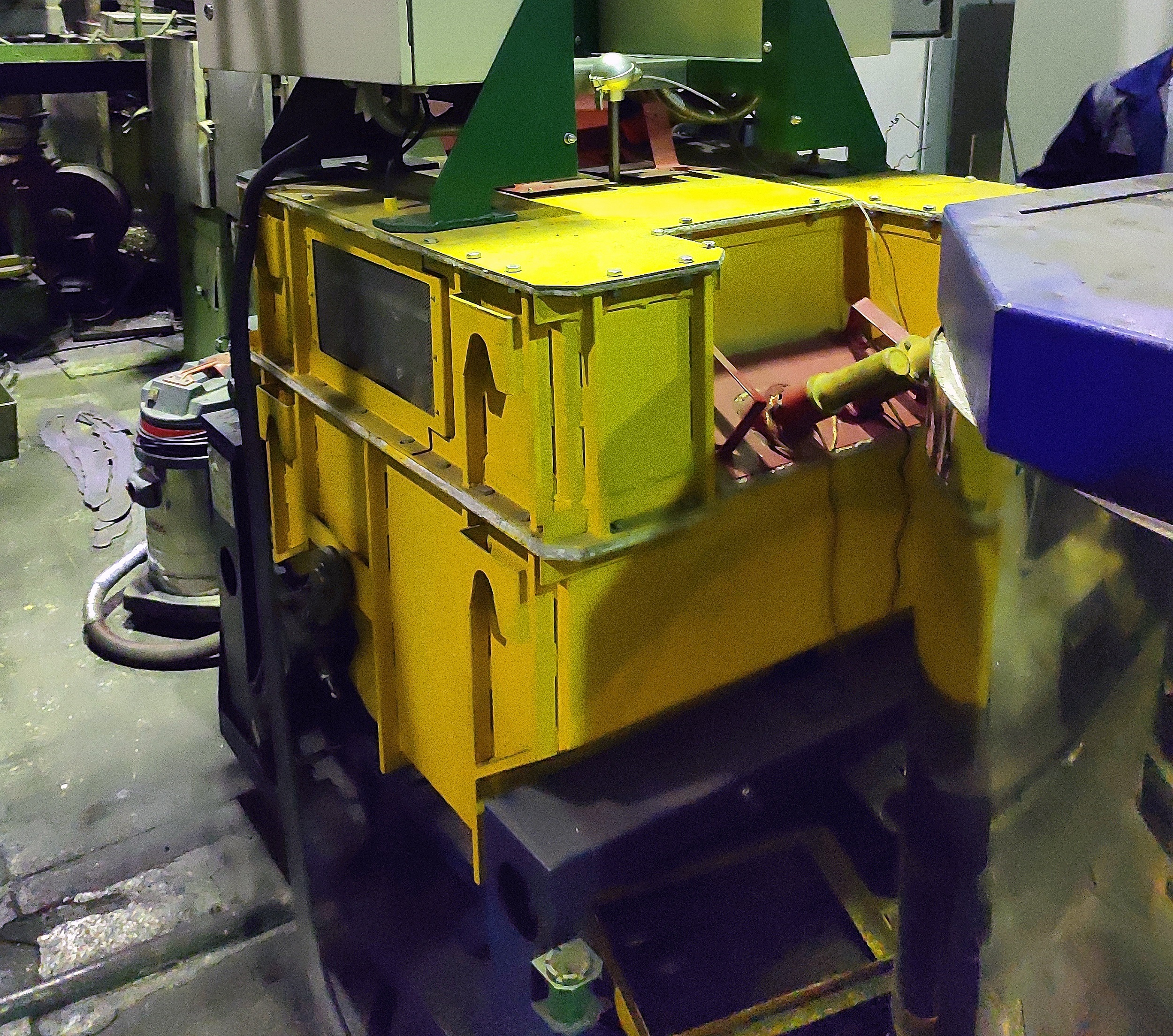 Small capacity holding furnaces