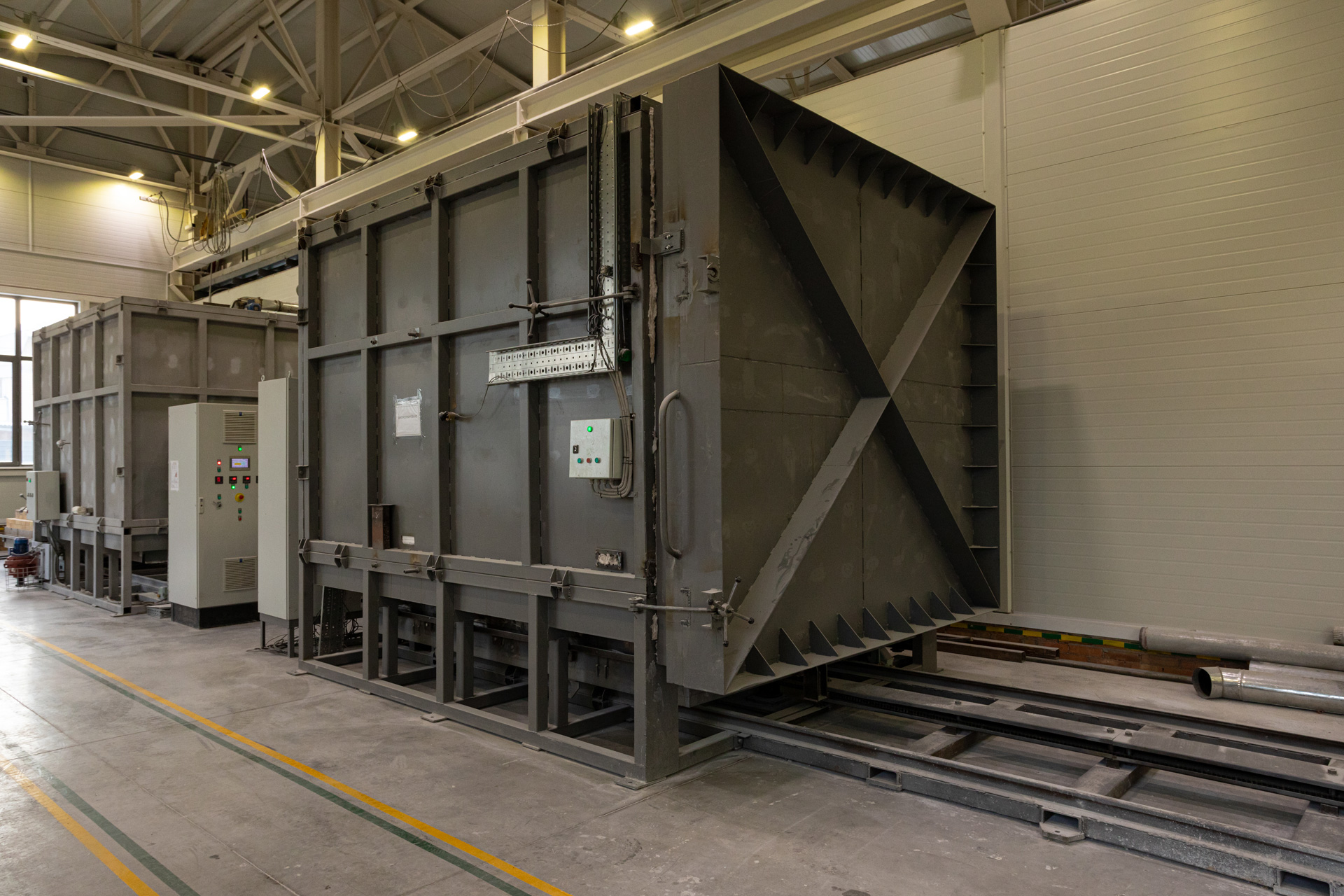 Chamber furnaces with a roll-out bottom